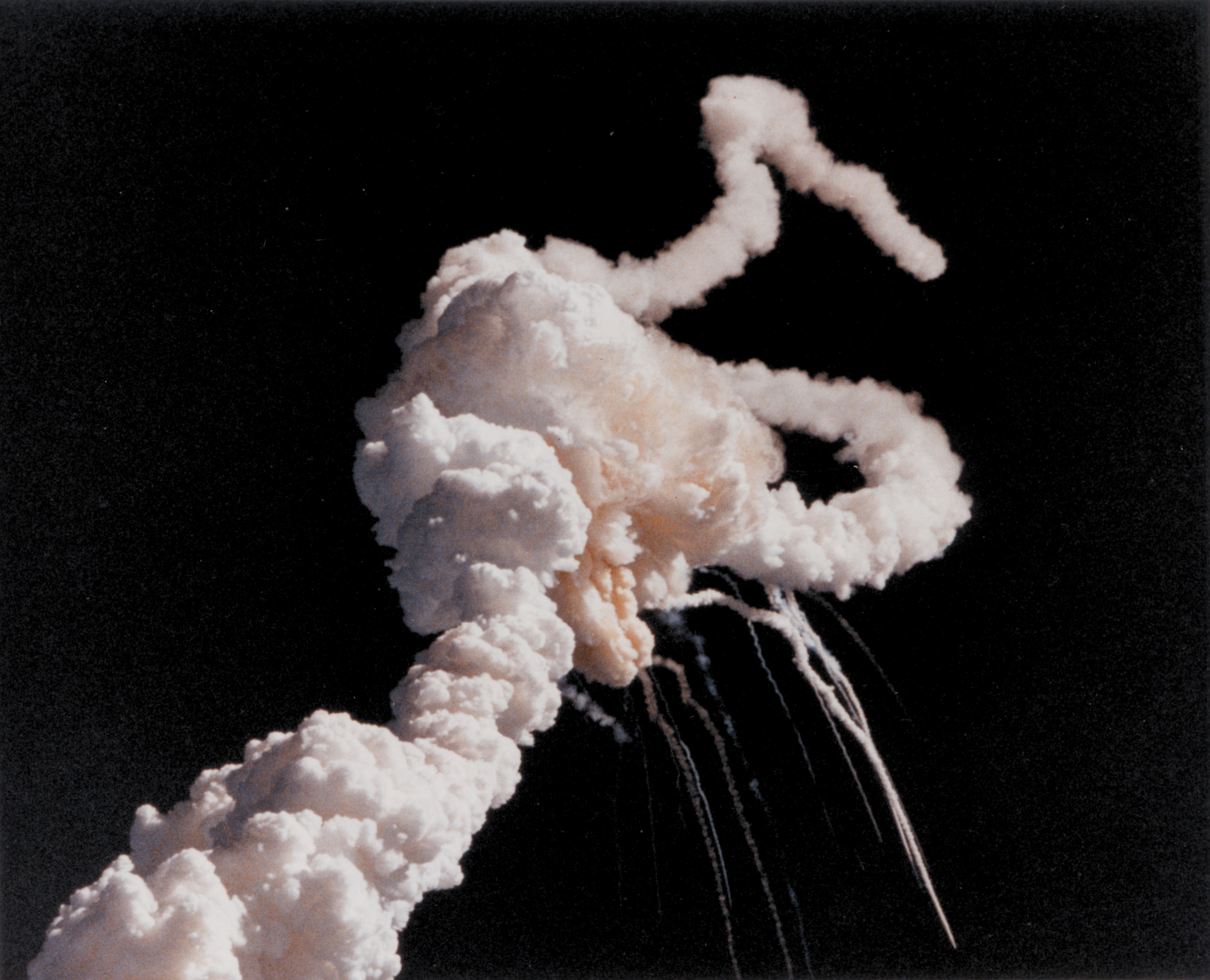Die Raumfähre Challenger zerbricht 73 Sekunden nach dem Abheben am 28. Januar 1986